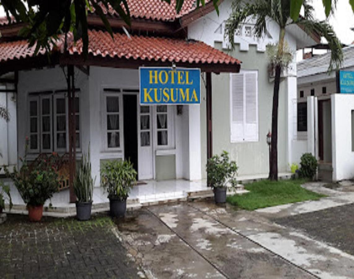 Oyo 90865 Hotel Kusuma Purwakarta Karawang Eksteriør billede