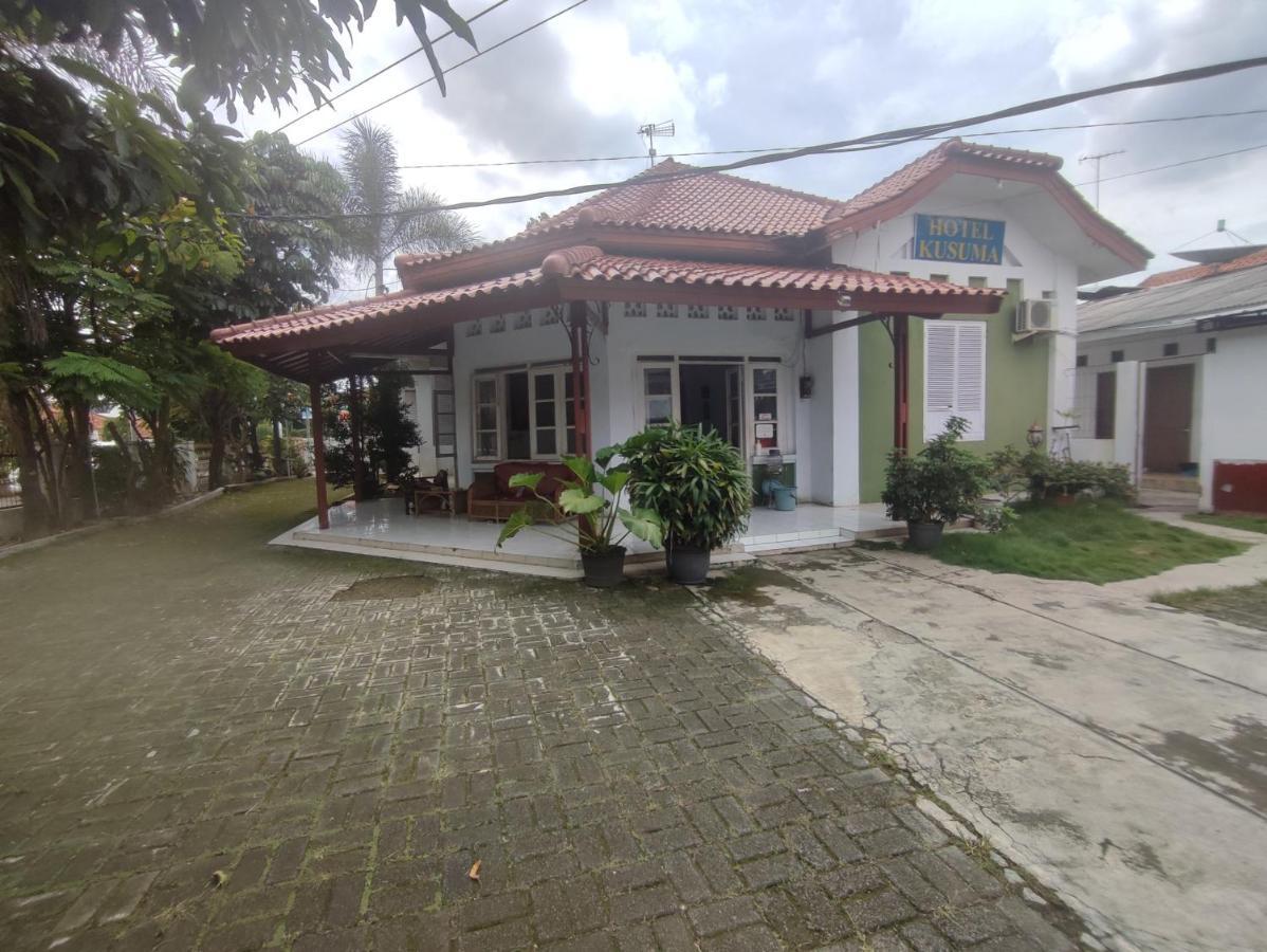 Oyo 90865 Hotel Kusuma Purwakarta Karawang Eksteriør billede