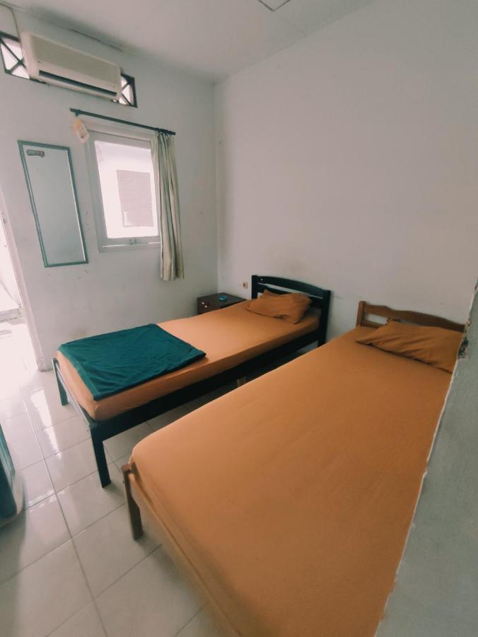 Oyo 90865 Hotel Kusuma Purwakarta Karawang Eksteriør billede