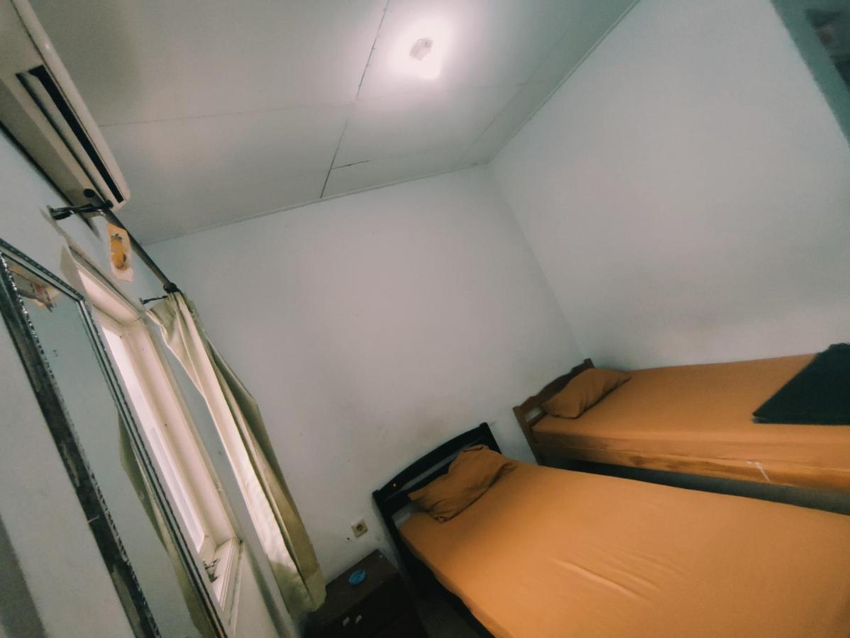 Oyo 90865 Hotel Kusuma Purwakarta Karawang Eksteriør billede