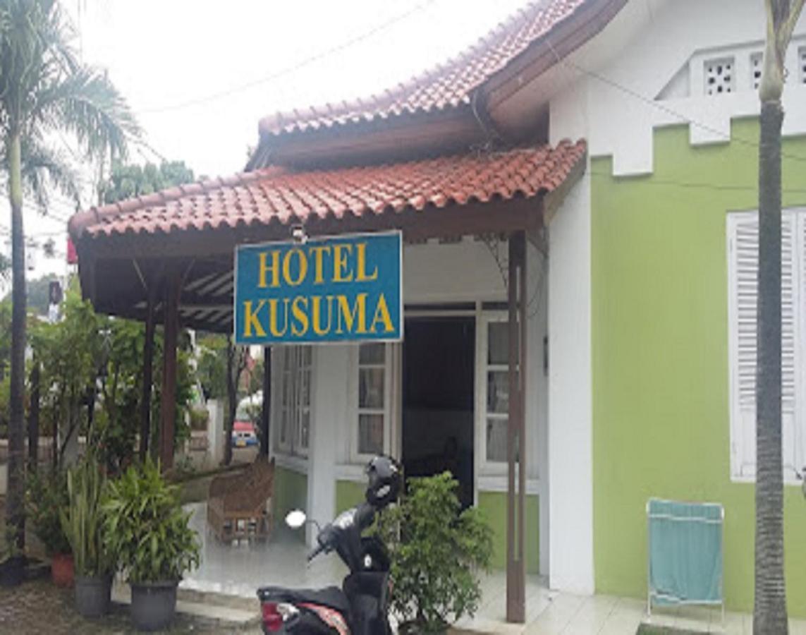 Oyo 90865 Hotel Kusuma Purwakarta Karawang Eksteriør billede