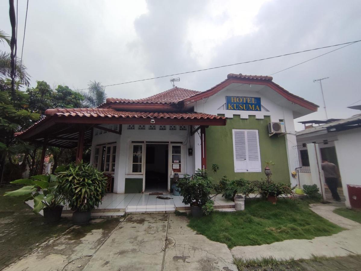 Oyo 90865 Hotel Kusuma Purwakarta Karawang Eksteriør billede