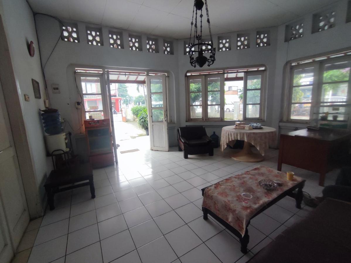 Oyo 90865 Hotel Kusuma Purwakarta Karawang Eksteriør billede