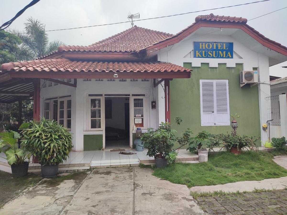 Oyo 90865 Hotel Kusuma Purwakarta Karawang Eksteriør billede