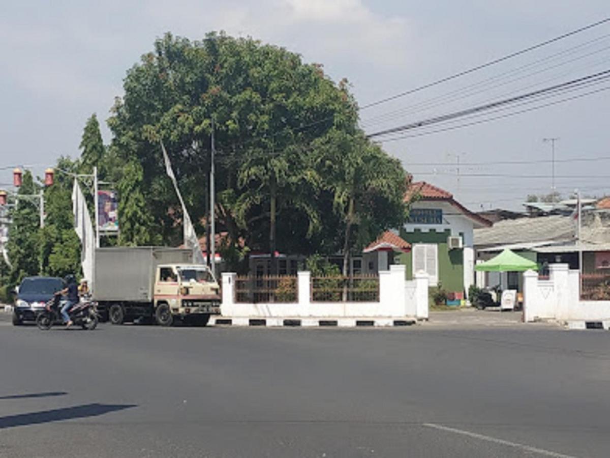 Oyo 90865 Hotel Kusuma Purwakarta Karawang Eksteriør billede
