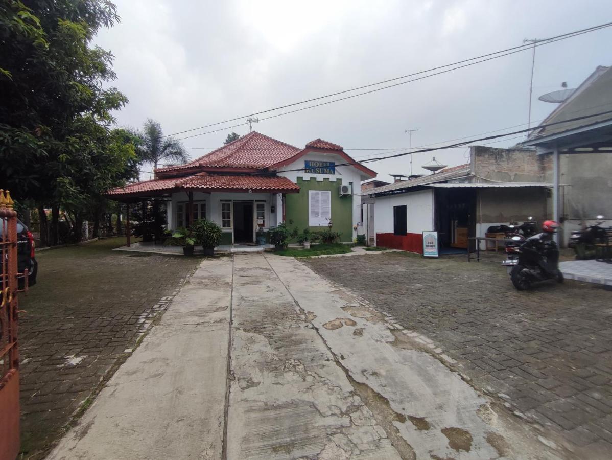 Oyo 90865 Hotel Kusuma Purwakarta Karawang Eksteriør billede