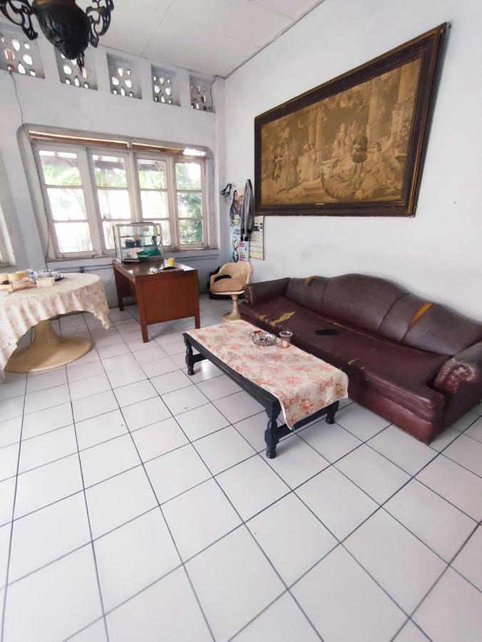 Oyo 90865 Hotel Kusuma Purwakarta Karawang Eksteriør billede