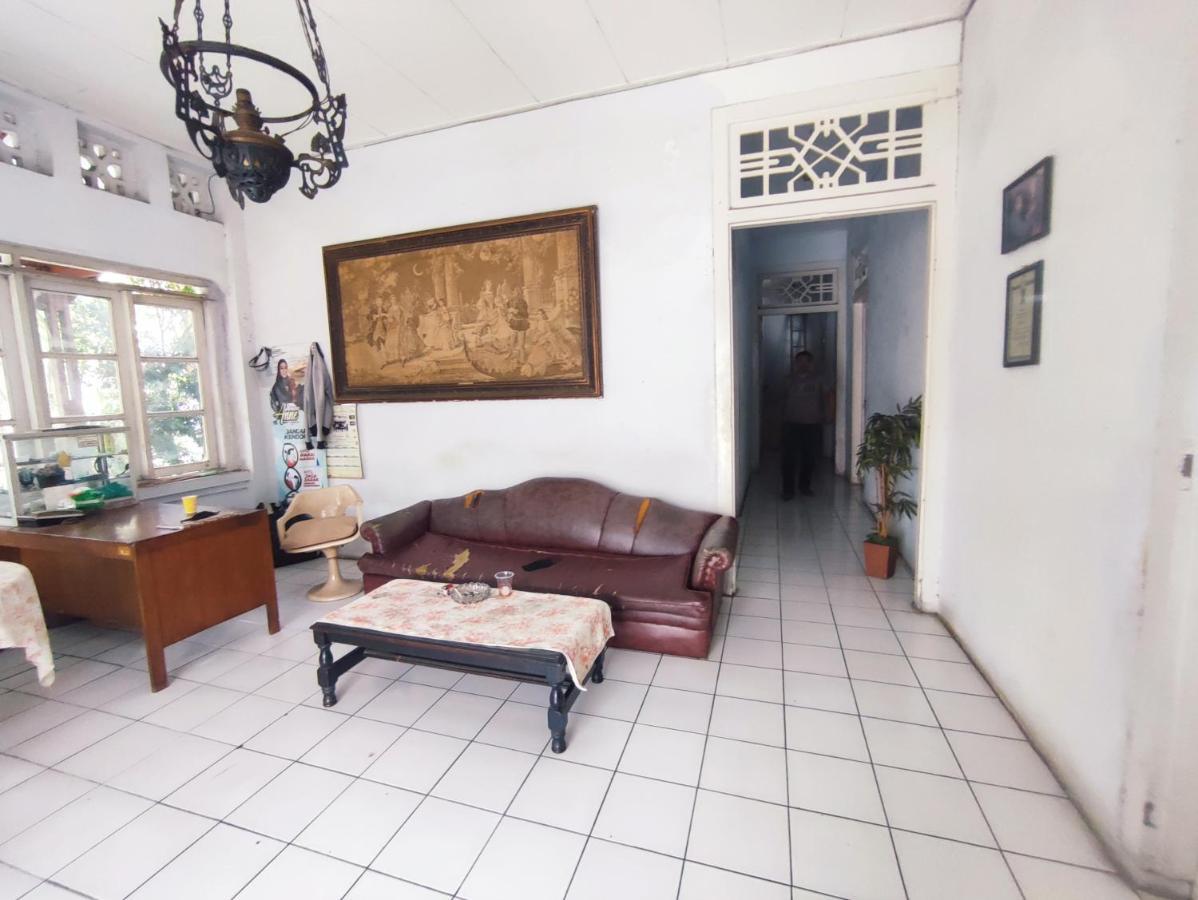 Oyo 90865 Hotel Kusuma Purwakarta Karawang Eksteriør billede