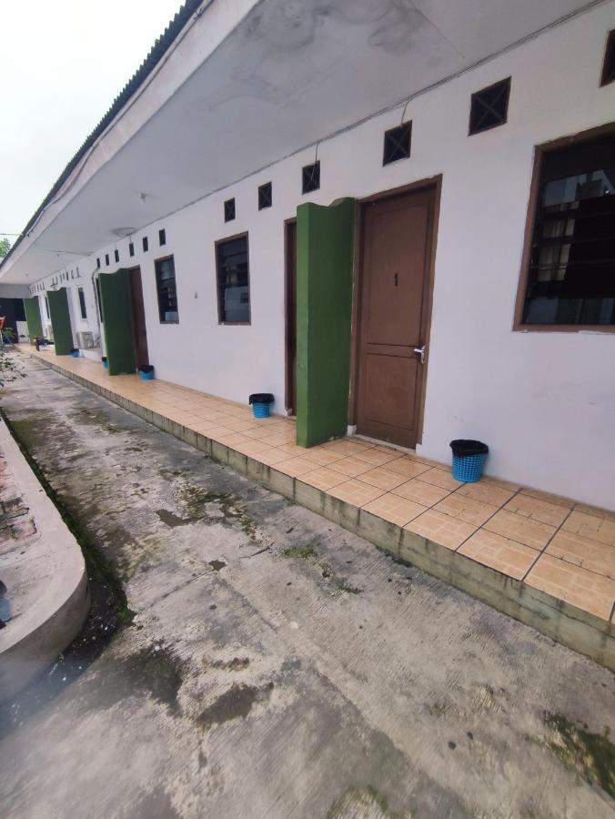 Oyo 90865 Hotel Kusuma Purwakarta Karawang Eksteriør billede