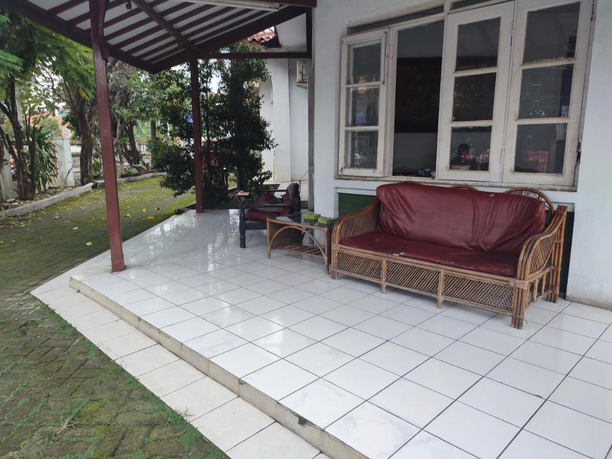 Oyo 90865 Hotel Kusuma Purwakarta Karawang Eksteriør billede