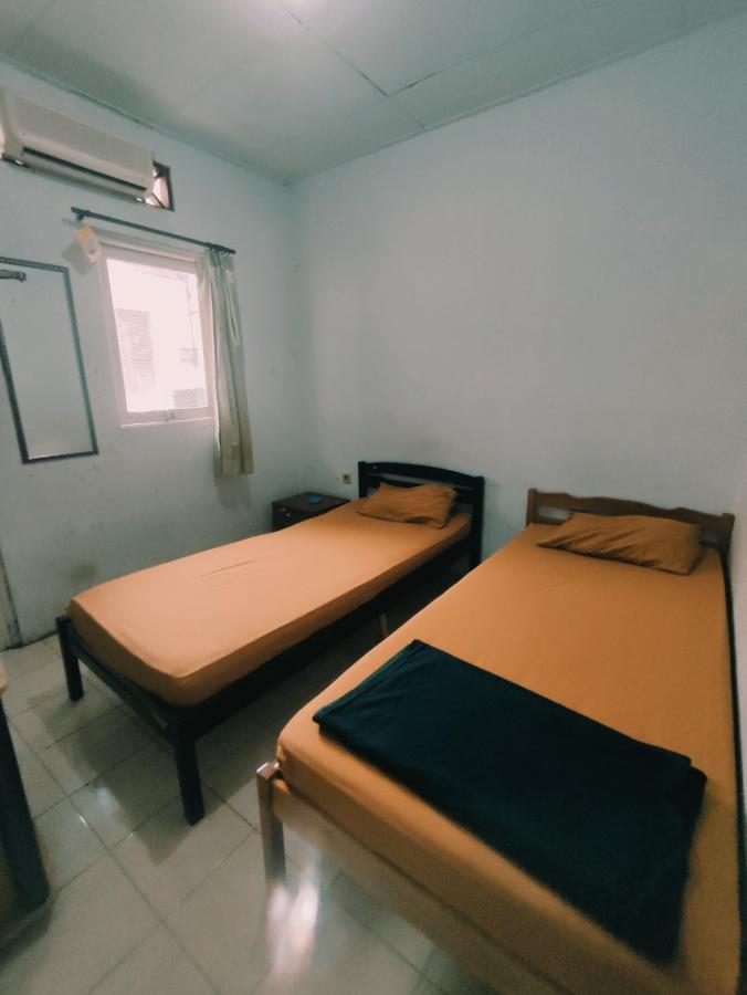 Oyo 90865 Hotel Kusuma Purwakarta Karawang Eksteriør billede