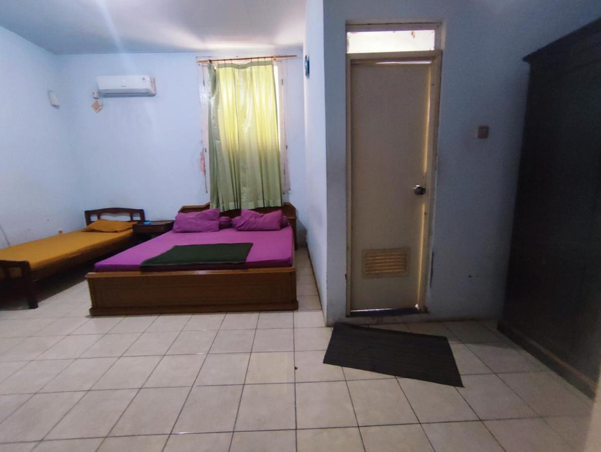 Oyo 90865 Hotel Kusuma Purwakarta Karawang Eksteriør billede