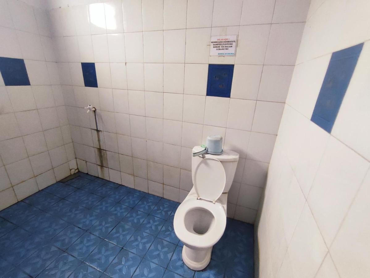 Oyo 90865 Hotel Kusuma Purwakarta Karawang Eksteriør billede