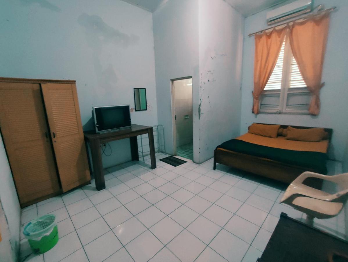 Oyo 90865 Hotel Kusuma Purwakarta Karawang Eksteriør billede